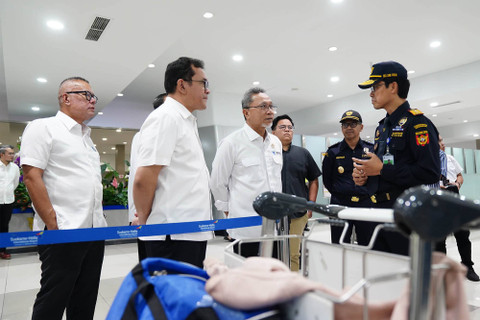 Menteri Perdagangan, Zulkifli Hasan meninjau area pabean di Bandara Internasional Soekarno-Hatta. Foto: dok. Kemendag