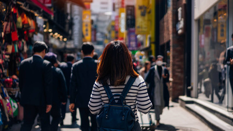  Ilustrasi turis belanja di Korea Selatan. Foto: Travel man/Shutterstock