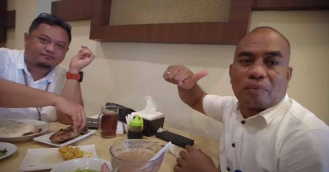 Asri (kanan) dan temannya yang mengenalkan diri sebagai Alex. Foto: Dok: YouTube JIAH