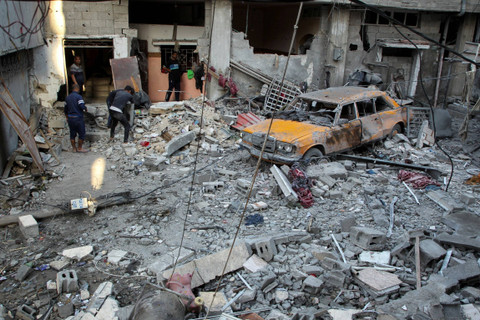 Warga Palestina bekerja untuk membersihkan puing-puing setelah serangan Israel terhadap sebuah rumah, di tengah konflik antara Israel dan Hamas, di Rafah, di selatan Jalur Gaza, Kamis (9/5/2024). Foto: Hatem Khaled/REUTERS