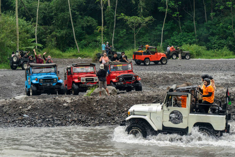Wisatawan menggunakan jasa Jeep Lava Tour Merapi di kawasan Kalikuning, Cangkringan, Sleman, D.I Yogyakarta, Jumat (10/5/2024). Foto: Andreas Fitri Atmoko/Antara Foto