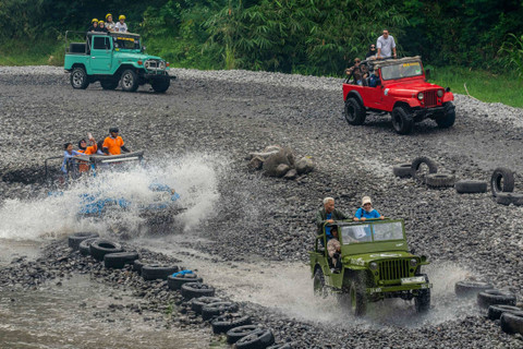 Wisatawan menggunakan jasa Jeep Lava Tour Merapi di kawasan Kalikuning, Cangkringan, Sleman, D.I Yogyakarta, Jumat (10/5/2024). Foto: Andreas Fitri Atmoko/Antara Foto