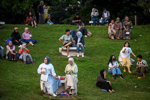 Sejumlah warga menikmati pemandangan di Hutan Kota Gelora Bung Karno (GBK), Jakarta, Jumat (10/5/2024). Foto: Erlangga Bregas Prakoso/ANTARA FOTO