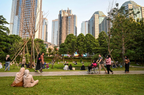 Sejumlah warga menikmati pemandangan di Hutan Kota Gelora Bung Karno (GBK), Jakarta, Jumat (10/5/2024). Foto: Erlangga Bregas Prakoso/ANTARA FOTO