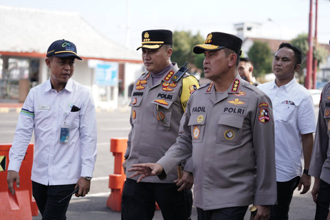 Kabaharkam Polri Komjen Fadil Imran mengecek pengamanan jalur penyeberangan di Pelabuhan Ketapang, Banyuwangi, jelang WWF ke-10. Foto: Dok. Polri
