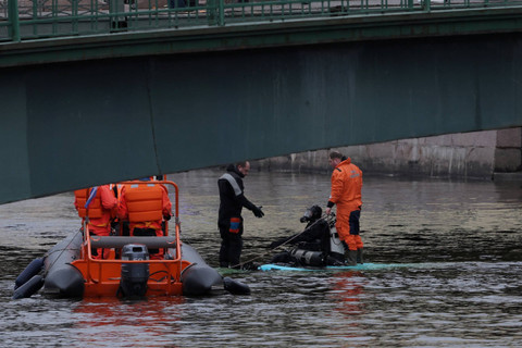 Tim penyelamat bekerja di lokasi bus penumpang jatuh dari jembatan ke sungai di Saint Petersburg, Rusia, Jumat (10/5/2024). Foto: Anton Vaganov/Reuters