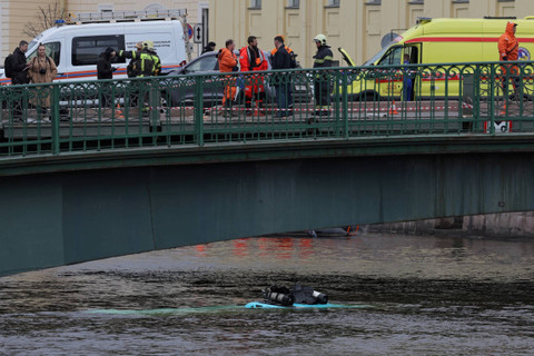 Bus penumpang jatuh dari jembatan ke sungai di Saint Petersburg, Rusia, Jumat (10/5/2024). Foto: Anton Vaganov/Reuters