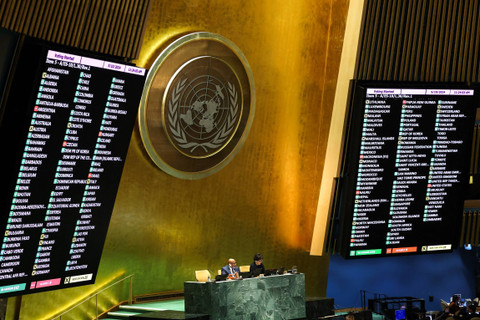 Hasil pemungutan suara resolusi Dewan Keamanan PBB untuk mempertimbangkan kembali dan mendukung keanggotaan penuh Palestina di PBB ditampilkan dalam sidang khusus Majelis Umum PBB, di markas besar PBB di New York City, Jumat (10/5/2024). Foto: Charly Triballeau/AFP