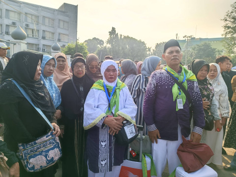 Calon jamaah haji kloter 1 tahun 2024 sudah memenuhi Asrama Haji Pondok Gede, Sabtu (11/5). Foto: Hedi/kumparan