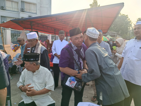 Calon jamaah haji kloter 1 tahun 2024 sudah memenuhi Asrama Haji Pondok Gede, Sabtu (11/5). Foto: Hedi/kumparan