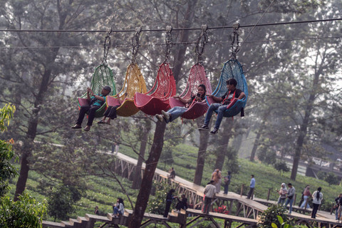 Wisatawan menaiki salah satu wahana di Agrowisata Kebun Teh Gunung Mas, Puncak, Cisarua, Kabupaten Bogor, Jawa Barat, Jumat (10/5/2024). Foto: ANTARA FOTO/Yulius Satria Wijaya