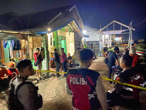 Polisi berada di lokasi bom ikan atau bondet meledak di sebuah gudang di Jalan Hangtuah IX RT 006 RW 009 Kelurahan Ngemplakrejo, Kecamatan Panggungrejo, Kota Pasuruan, Jumat (10/5/2024) malam. Foto:  Dok. Polres Pasuruan