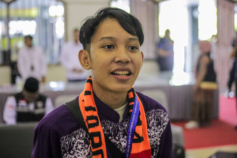 Zulfiqar, calon jemaah haji usia 19 tahun di Asrama Haji Pondok Gede, Jakarta Timur, Sabtu (11/5/2024).  Foto: Jamal Ramadhan/kumparan