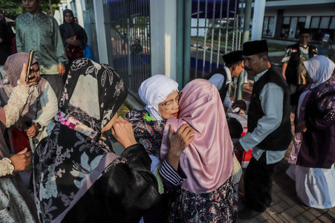 Calon jemaah haji berpamitan kepada keluarganya di Asrama Haji Pondok Gede, Jakarta, Sabtu (11/5/2024).  Foto: Jamal Ramadhan/kumparan