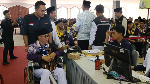 Pelayanan calon jamaah haji lansia di Asrama Haji Pondok Gede, Sabtu (11/5). Foto: Hedi/kumparan