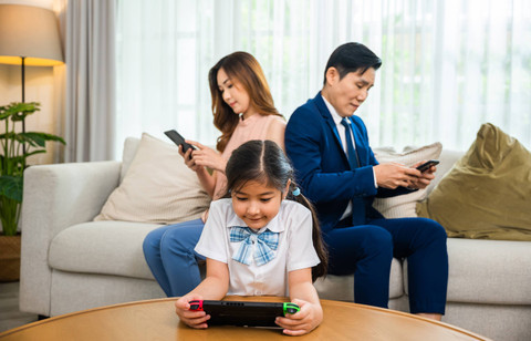 Ilustrasi orang tua dan anak main gadget. Foto: Sorapop Udomsri/Shutterstock