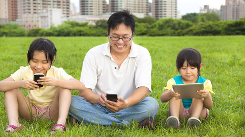 Ilustrasi orang tua dan anak main gadget. Foto: Tom Wang/Shutterstock