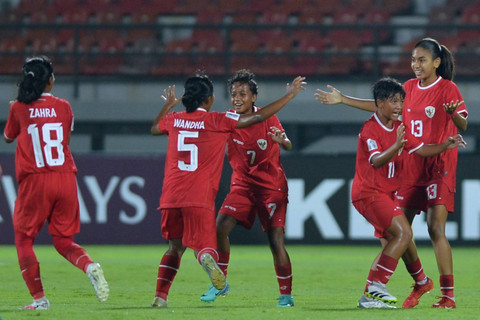 Pemain Timnas Indonesia Putri U-17 Claudia Scheunemann berselebrasi bersama rekan setimnya usai mencetak gol ke gawang Timnas Filipina Putri U-17 saat pertandingan Grup A Piala Asia Putri U-17 2024 di Stadion Kapten I Wayan Dipta Gianyar, Bali. Foto: Fikri Yusuf/ANTARA FOTO