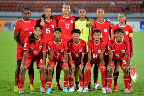 Pesepak bola Timnas Indonesia Putri U-17 berfoto sebelum pertandingan Grup A Piala Asia Putri U-17 2024 melawan Timnas Filipina Putri U-17 di Stadion Kapten I Wayan Dipta Gianyar, Bali, Senin (6/5/2024). Foto: Fikri Yusuf/ANTARA FOTO