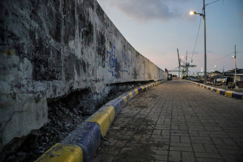 Kondisi tanggul pengaman pantai yang retak di kawasan pesisir Kalibaru, Cilincing, Jakarta, Sabtu (11/5/2024). Foto: Jamal Ramadhan/kumparan