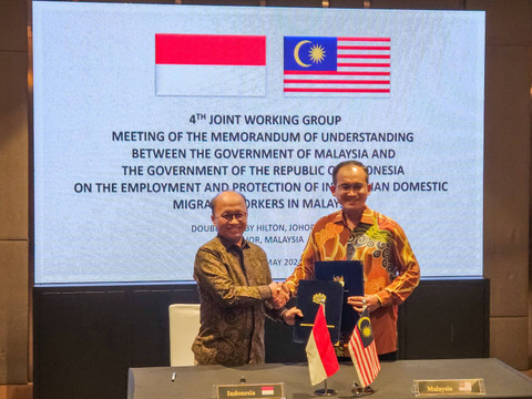 Sekjen Kementerian Ketenagakerjaan (Kemnaker) RI, Anwar Sanusi bersama Sekjen Kementerian Sumber Manusia (Kesuma) Malaysia, Dato' Sri Khairul Dzaimee bin Daud, di Johor Bahru, Malaysia. Foto: Dok. Kemnaker RI
