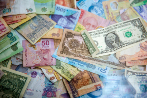 Ilustrasi Jelaskan Kebijakan Apa yang Dapat Dilakukan Pemerintah Pusat dan Daerah dalam Mengembangkan Investasi untuk Kesejahteraan Masyarakat, Sumber Unsplash Jason Leung