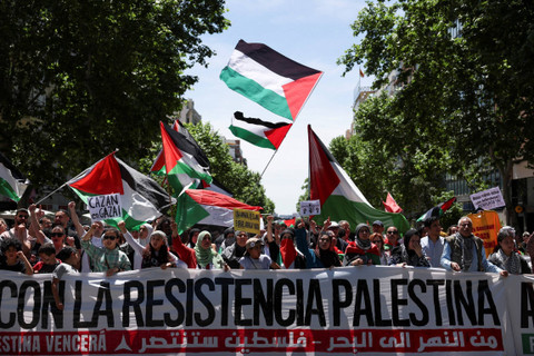Demonstran Pro-Palestina mengibarkan bendera saat mereka menyerukan gencatan senjata di Gaza, selama Hari Nakba, di Madrid, Spanyol, Sabtu (11/5/2024). Foto: Isabel Infantes/REUTERS