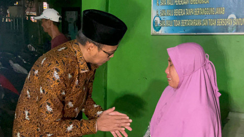 Wakil Wali Kota Depok Imam Budi Hartono (kiri) datang ke SMK Kencana Kota Depok, Sabtu malam (11/5/2024). Foto: kumparan