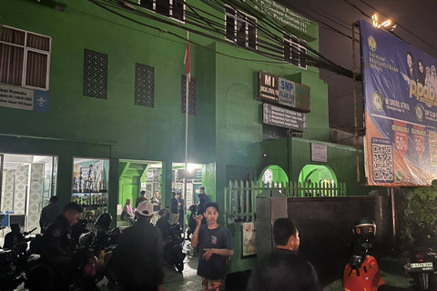 Rombongan bus pelajar SMK Lingga Kencana Depok kecelakaan di Subang, wali murid datang ke lokasi sekolah malam ini, Sabtu (11/5/2024). Foto: kumparan