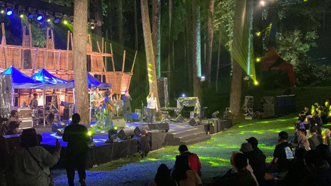 Jazz Gunung Slamet digelar di Bumi Perkemahan Palawi, Wana Wisata Baturaden, Banyumas, Jawa Tengah, pada Sabtu (11/5/2024). Foto: Vincentius Mario/kumparan