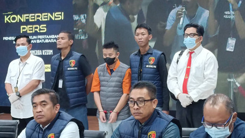 WNA asal China, Hao Yu (48), tersangka kasus tambang ilegal di Ketapang, Kalbar, beserta barang bukti dihadirkan dalam konferensi pers Sabtu (11/5/2024). Foto: Thomas Bosco/kumparan
