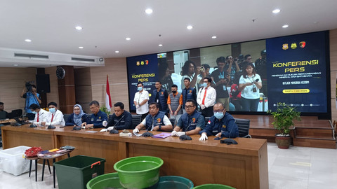 WNA asal China, Hao Yu (48), tersangka kasus tambang ilegal di Ketapang, Kalbar, beserta barang bukti dihadirkan dalam konferensi pers Sabtu (11/5/2024). Foto: Thomas Bosco/kumparan