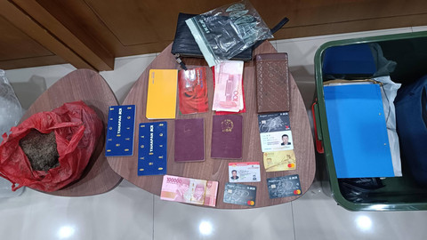 Barang bukti tambang ilegal yang digerakkan oleh WNA asal China Hao Yu (48), dihadirkan dalam konferensi pers Sabtu (11/5/2024). Foto: Thomas Bosco/kumparan