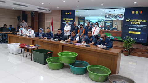 WNA asal China, Hao Yu (48), tersangka kasus tambang ilegal di Ketapang, Kalbar, beserta barang bukti dihadirkan dalam konferensi pers Sabtu (11/5/2024). Foto: Thomas Bosco/kumparan