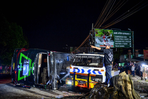 Mobil derek berusaha mengevakuasi bus yang terlibat kecelakaan di Desa Palasari, Kecamatan Ciater, Kabupaten Subang, Jawa Barat, Sabtu (11/5/2024). Foto: Raisan Al Farisi/ANTARA FOTO