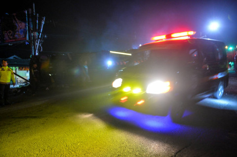 Mobil ambulans tiba di lokasi kecelakaan bus di Desa Palasari, Kecamatan Ciater, Kabupaten Subang, Jawa Barat, Sabtu (11/5/2024). Foto: Raisan Al Farisi/ANTARA FOTO