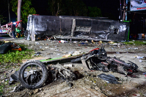 Kondisi bangkai bus dan motor yang terlibat kecelakaan di Desa Palasari, Kecamatan Ciater, Kabupaten Subang, Jawa Barat, Sabtu (11/5/2024). Foto: Raisan Al Farisi/ANTARA FOTO