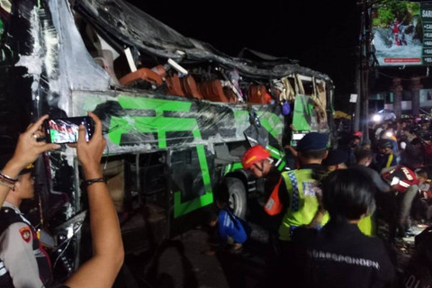 Petugas mengevakuasi bus rombongan SMK yang terlibat kecelakaan di Desa Palasari, Kecamatan Ciater, Kabupaten Subang, Jawa Barat, Sabtu (11/5/2024). Foto: kumparan