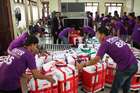 Petugas melakukan pemeriksaan barang bawaan Jemaah Calon Haji (JCH) kelompok terbang (kloter) pertama embarkasi Makassar menggunakan mesin x-ray di Asrama Haji Sudiang, Makassar, Sulawesi Selatan, Sabtu (11/5/2024). Foto: Arnas Padda/ANTARA FOTO