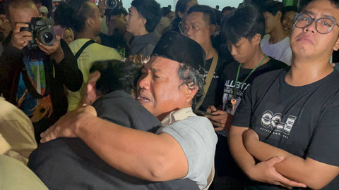 Tangis keluarga pecah menyambut 2 bus rombongan SMK di Depok yang tidak terlibat dalam kecelakaan di Subang. Foto: kumparan