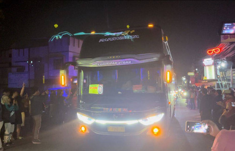 Tangis keluarga pecah menyambut 2 bus rombongan SMK di Depok yang tidak terlibat dalam kecelakaan di Subang. Foto: kumparan