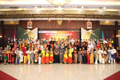 Foto bersama peserta audisi penari dan Pemerrintah Provinsi Kalbar. Foto: Adpim Pemprov Kalbar