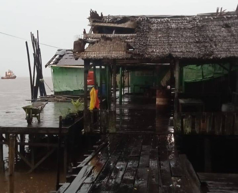 Satu di antara rumah warga yang terkena angin puting beliung di Kubu Raya. Foto: Dok Polres Kubu Raya