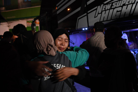 Keluarga memeluk guru SMK Lingga Kencana Depok usai turun dari bus di Parung Bingung, Depok, Jawa Barat, Minggu (12/5/2024). Foto: Wahyu Putro A/ANTARA FOTO