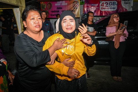 Orang tua dan kerabat menangis saat sejumlah siswa yang selamat dari kecelekaan bus pariwisata di Desa Palasari, Kecamatan Ciater, Kabupaten Subang, tiba di Depok, Jawa Barat, Minggu (12/5/2024). Foto: Erlangga Bregas Prakoso/ANTARA FOTO