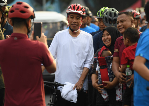 Presiden Joko Widodo (tengah) menerima ajakan swafoto saat berolahraga di hari bebas kendaraan bermotor atau Car Free Day, kawasan Bundaran HI, Jakarta, Minggu (12/5/2024). Foto: Akbar Nugroho Gumay/ANTARA FOTO