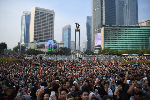 Ribuan warga menyaksikan penampilan grup band Maliq & D'essentials yang beraksi saat hari bebas kendaraan bermotor atau Car Free Day di Stasiun MRT Bundaran HI, Jakarta, Minggu (12/5/2024).  Foto: Akbar Nugroho Gumay/ANTARA FOTO