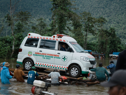 Mobil ambulans berada di atas perahu rakit saat menyeberangi jalan trans Sulawesi yang putus di Desa Sambandete, Kecamatan Oheo, Konawe Utara, Sulawesi Tenggara, Sabtu (11/5/2024). Foto: Jojon/ANTARA FOTO 