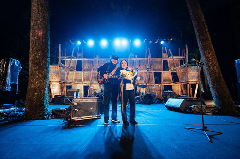 Dua penyanyi legendaris Indonesia, Mus Mujiono dan Ermy Kullit memeriahkan Jazz Gunung Slamet 2024 yang digelar di Bumi Perkemahan Palawi, Wana Wisata Baturaden, Banyumas, Jawa Tengah, Sabtu (11/5/2024). Foto: Vincentius Mario/kumparan