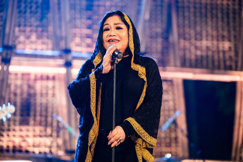 Dua penyanyi legendaris Indonesia Ermy Kullit memeriahkan Jazz Gunung Slamet 2024 yang digelar di Bumi Perkemahan Palawi, Wana Wisata Baturaden, Banyumas, Jawa Tengah, Sabtu (11/5/2024). Foto: Vincentius Mario/kumparan